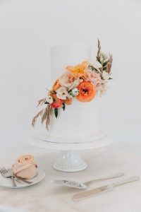 Beautiful-wedding-cake-with-real-flowers-by-Eleven-Blooms-at-The-Oaks-Plum-Creek-Colorado.