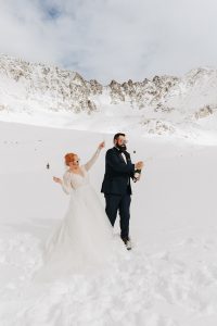 A-snowy-Colorado-elopement-starting-in-a-cozy-cabin-and-ending-with-a-hike-in-the-mountains.-By-Alicia-D’Elia-Photography,-Colorado-elopement-photographer.