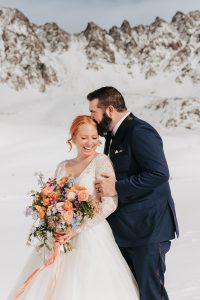 A-snowy-Colorado-elopement-starting-in-a-cozy-cabin-and-ending-with-a-hike-in-the-mountains.-By-Alicia-D’Elia-Photography,-Colorado-elopement-photographer.