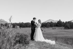 Outdoor-wedding-at-Greystone-Castle-in-Boulder,-Colorado-by-Alicia-D'Elia-Photography