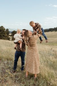 Family session in Evergreen, Colorado by Alicia D'Elia Photography.