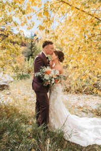 Fun, easy-going, beautiful fall wedding in Avon, Colorado by Alicia D'Elia Photography.