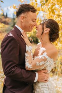 Fun, easy-going, beautiful fall wedding in Avon, Colorado by Alicia D'Elia Photography.
