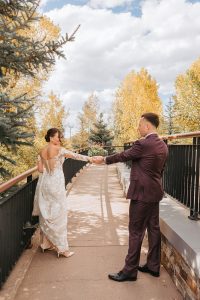 Fun, easy-going, beautiful fall wedding in Avon, Colorado by Alicia D'Elia Photography.
