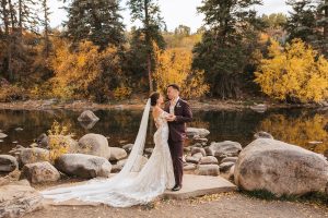 Fun, easy-going, beautiful fall wedding in Avon, Colorado by Alicia D'Elia Photography.