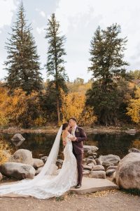 Fun, easy-going, beautiful fall wedding in Avon, Colorado by Alicia D'Elia Photography.