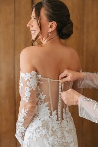 Fun, easy-going, beautiful fall wedding in Avon, Colorado by Alicia D'Elia Photography.